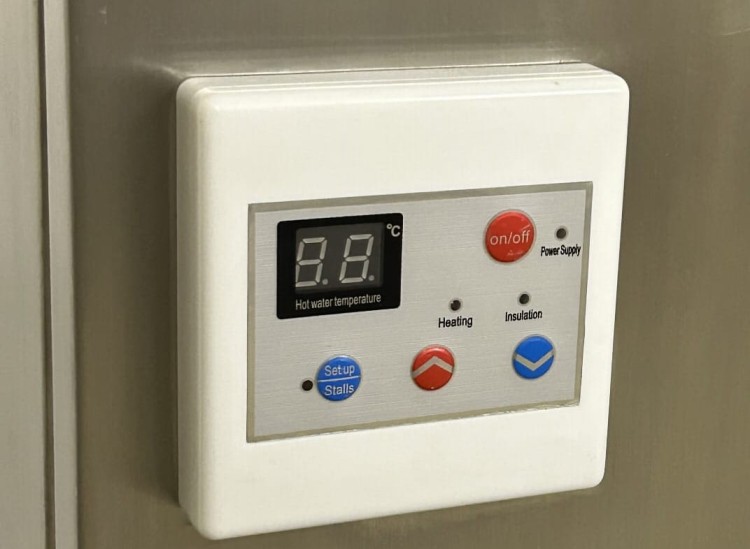 Bieżnia wodna VetVerta – profesjonalna do rehabilitacji psów i kotów. Regulacja prędkości 0,8–12 km/h, podgrzewanie wody 30–70°C, solidna konstrukcja 80 kg. Idealna do hydroterapii i treningu zwierząt.