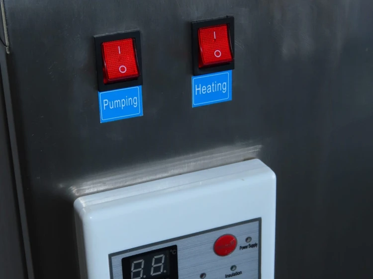 Bieżnia wodna VetVerta – profesjonalna do rehabilitacji psów i kotów. Regulacja prędkości 0,8–12 km/h, podgrzewanie wody 30–70°C, solidna konstrukcja 80 kg. Idealna do hydroterapii i treningu zwierząt.